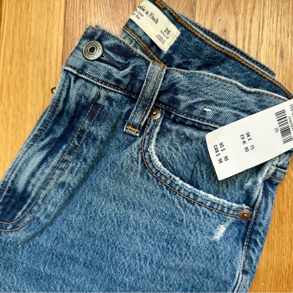 NWT Abercrombie High Rise Loose Jeans - Picture 2 of 6
